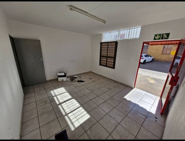 173M² WAREHOUSE TO LET IN JET PARK